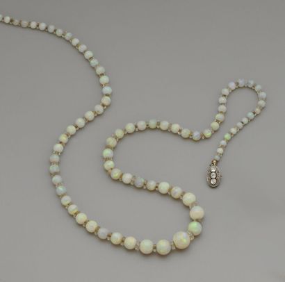 Collier de perles d'opales en chute (diamètres...