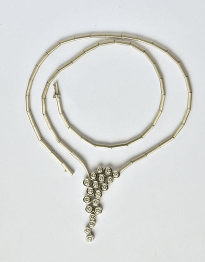 null Collier en or gris 18K (750/oo) à maillons bâtonnets satinés articulés, il est...