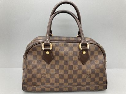 null LOUIS VUITTON. Sac porté main en toile damier ébène et cuir marron, fermeture...