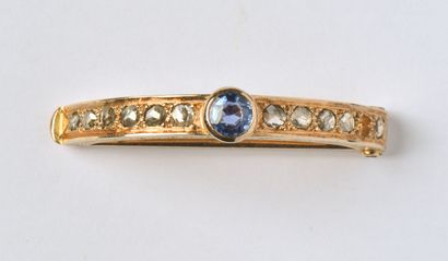 null Antique 18K (750/oo) yellow gold scarf clasp centered on a round sapphire set...