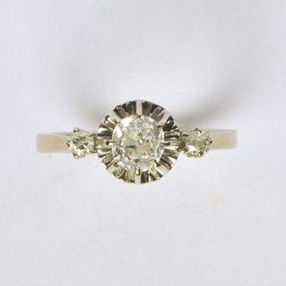 18K (750/oo) white gold ring centered on...