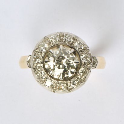 null 18K (750/oo) gold two-tone "Marguerite" ring centered with a half-cut diamond...