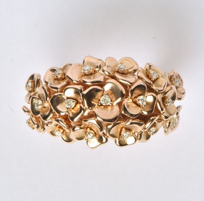 null 18K (750/oo) rose gold ring, the central motif composed of three-lobed flowers...