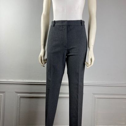 null JOSEPH. Pantalon en gabardine stretch chinée gris, à plis et surpiqures. Taille...