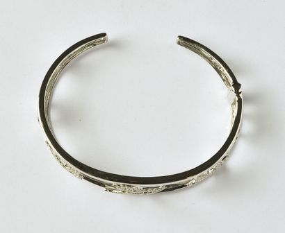  Bracelet jonc rigide ouvert en or gris 18K (750/oo) à décor ajouré d'hirondelles,...
