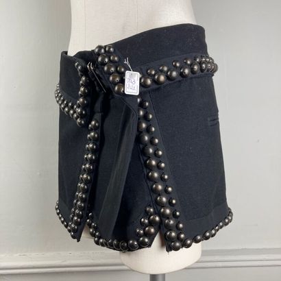 null ISABEL MARANT. Sur mini-jupe en coton et laine noir à revers asymétrique rassemblé...