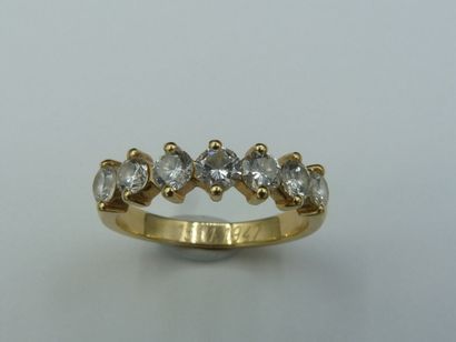null Bague jarretiere en or jaune sertie de 7 diamants taille brillant calibrant...