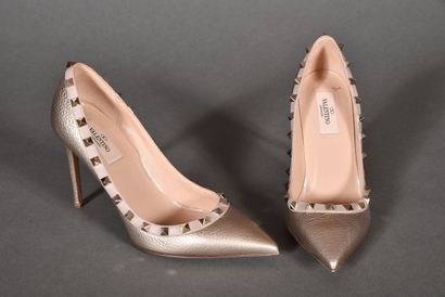 null VALENTINO. Paire d'escarpins Rockstud en cuir métallisé, ganse cuir nude rehaussée...