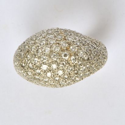  Bague "Dôme" en or gris 18K (750/oo) entièrement pavée de diamants taille brillant...