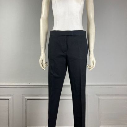 null JOSEPH. Pantalon en gabardine stretch noir à plis. Taille 36.