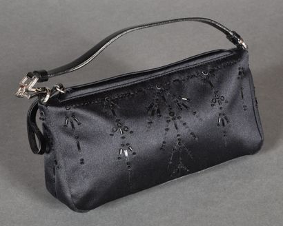  PRADA. Petit sac du soir en satin noir rehaussé de perles à motif floral à l'identique,...
