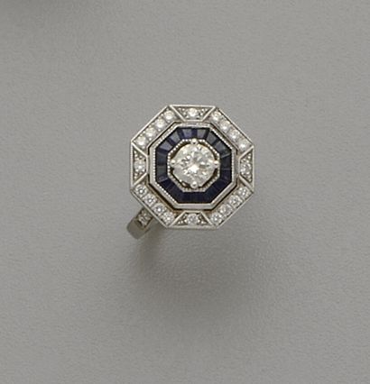 18K (750/oo) white gold ring, the octagonal...