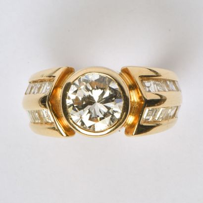 null Bague en or jaune 18K (750/oo) centrée d'un diamant taille brillant calibrant...