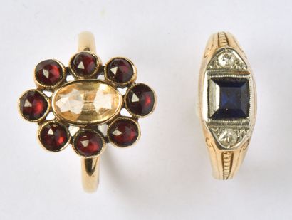 null 18K (750/oo) gold lot comprising an Art Deco ring centered with a square synthetic...