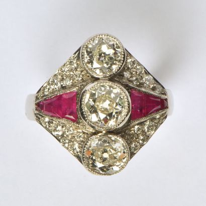 18K (750/oo) white gold Art Deco ring, centered...