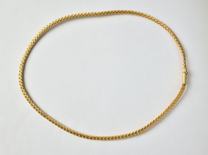 null Necklace in 18K yellow gold (750/oo) with braided threads. Slight deformations....