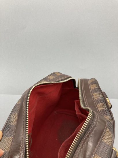 null LOUIS VUITTON. Sac porté main en toile damier ébène et cuir marron, fermeture...