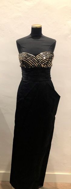 null LORIS AZZARO. Robe longue en faille noire, bustier rehaussé de lignes de sequins...