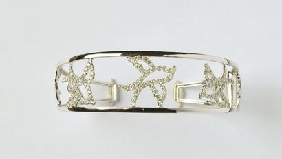  Bracelet jonc rigide ouvert en or gris 18K (750/oo) à décor ajouré d'hirondelles,...