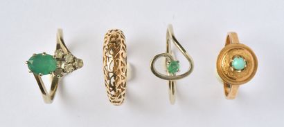 null Lot in 18K gold (750/oo) including 3 rings, one with white stones and chrysoprase,...