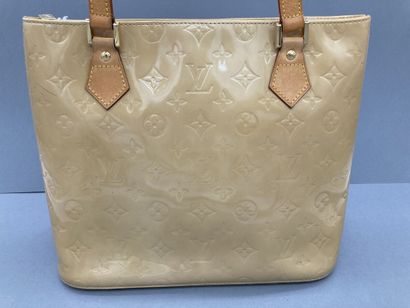 null LOUIS VUITTON. Sac Houston en cuir vernis Monogram beige et cuir naturel, double...