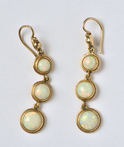 null Pair of earrings in 14K yellow gold (585/oo), each composed of three cabochons...