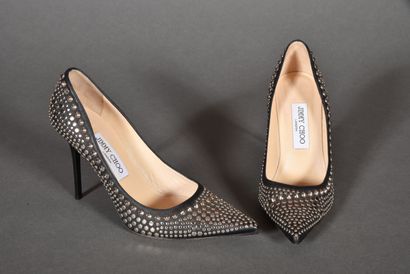 null JIMMY CHOO. Paire d'escarpins en cuir noir clouté, talon de 10cm en résine noire....