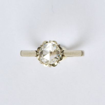 Bague en or gris 18K (750/oo) centrée d'un diamant taillé en rose couronnée (diamètre...