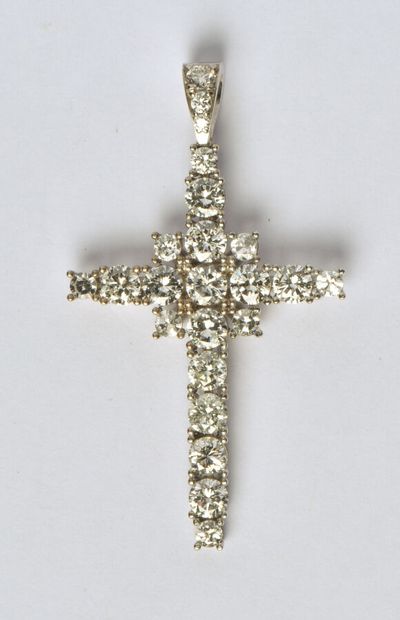  Pendentif Croix en or gris 18K (750/oo) serti de diamants taille brillant et taille...