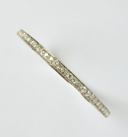  VAN CLEEF & ARPELS : Bracelet Jonc rigide fermé en platine (850/oo), serti d'une...