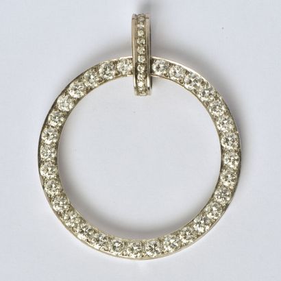 null Pendentif en or gris 18K (750/oo) formant un cercle serti d'une ligne de diamants...