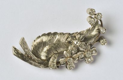 null Brooch in platinum (850/oo), 14K (585/00) white gold and metal depicting a feather...