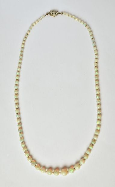 null Collier de perles d'opales en chute (diamètres : 3 à 8.8 mm) alternées de viroles...