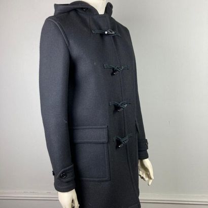 null SAINT LAURENT, Paris. Duffle coat en laine noire à capuche, simple boutonnage...