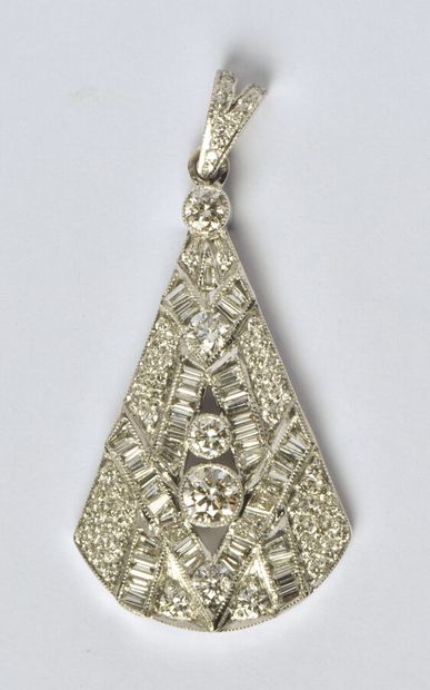 18K (750/oo) white gold pendant forming a...