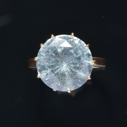 null Bague en or jaune 18K (750/oo) centrée d'un spinelle synthétique bleu rond....