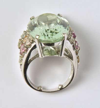 null 18K (750/oo) white gold ring centered with a large oval green beryl (chip and...