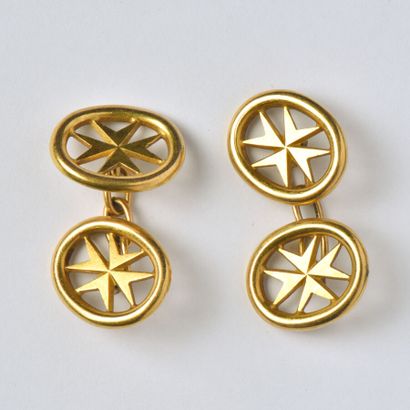 null Pair of cufflinks in 18K (750/oo) yellow gold, the oval motifs centered on Maltese...