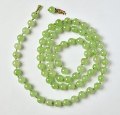 Collier de perles de jade (?), en choker,...