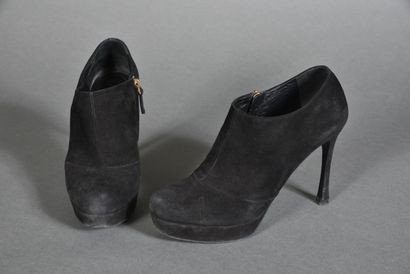  YVES SAINT LAURENT. Paire de low boots en daim noir, petite plateforme de 2 cm,...