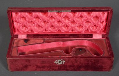 null Box for a pistol (length about 25 cm) in red velvet and red satin inside, lid...