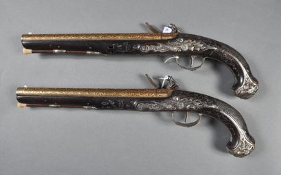 null Pair of flintlock pommel guns with barrels (26,5cm) and locks fully decorated...
