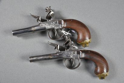 null Paire de pistolets à silex à coffre décorés de feuillages à 2 canons juxtaposés...