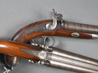 null Paire de pistolets d'officier à 2 canons damas juxtaposés (long. 16,5cm), percussion...