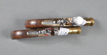 null Pair of flintlock pistols decorated with a flower with a brass hammer, tromblonné...
