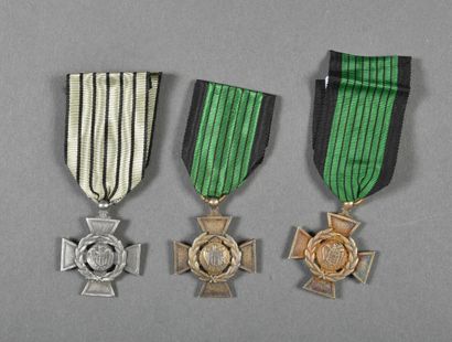 null France. Croix de Guerre du LEGIONNAIRE, refrappes différentes, lot de 3.