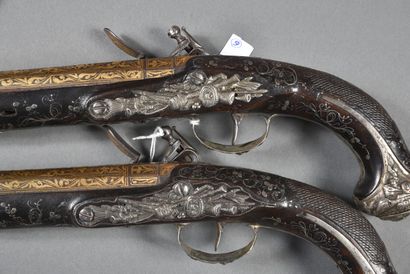 null Pair of flintlock pommel guns with barrels (26,5cm) and locks fully decorated...