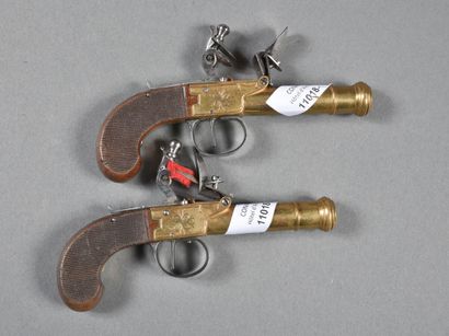 null Pair of flintlock pistols decorated with a flower with a brass hammer, tromblonné...