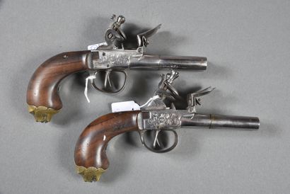null Paire de pistolets à silex à coffre décorés de feuillages à 2 canons juxtaposés...