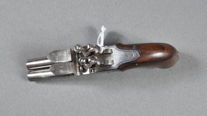 null Pair of flintlock pistols decorated with foliage with 2 side-by-side unscrewable...